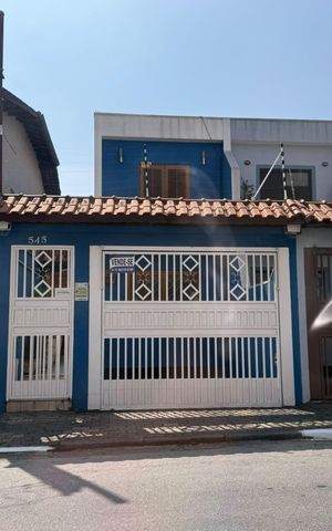 Casa à venda com 250m², 4 quartos e 5 vagas Casa à venda com 250m², 4 quartos e 5 vagasFachada
