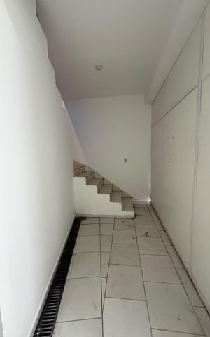 Casa à venda com 250m², 4 quartos e 5 vagas Casa à venda com 250m², 4 quartos e 5 vagasGaragem