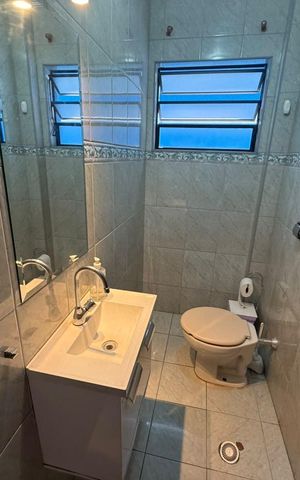 Casa à venda com 250m², 4 quartos e 5 vagas Casa à venda com 250m², 4 quartos e 5 vagasBanheiro 1