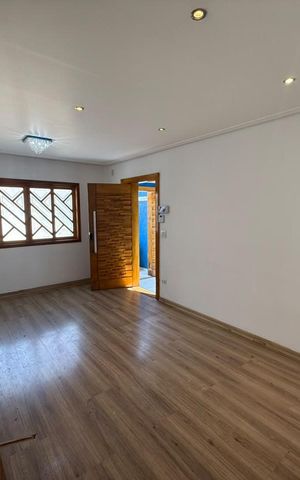 Casa à venda com 250m², 4 quartos e 5 vagas Casa à venda com 250m², 4 quartos e 5 vagasSala