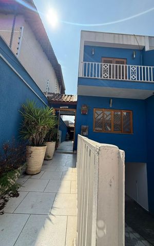 Casa à venda com 250m², 4 quartos e 5 vagas Casa à venda com 250m², 4 quartos e 5 vagasFachada