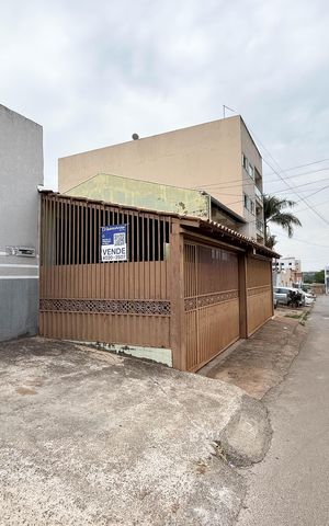 Casa à venda com 200m², 4 quartos e 3 vagas Casa à venda com 200m², 4 quartos e 3 vagasFachada