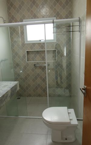 Casa de condomínio para alugar com 195m², 3 quartos e 4 vagasBanheiro - Quarto 3