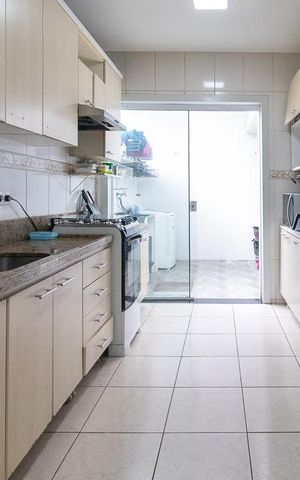 Casa à venda com 160m², 5 quartos e 2 vagas Casa à venda com 160m², 5 quartos e 2 vagasCozinha - Armários