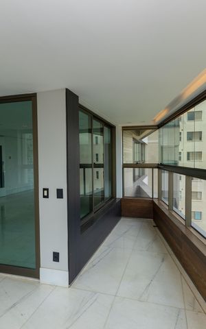 Apartamento à venda com 278m², 4 quartos e 4 vagas Apartamento à venda com 278m², 4 quartos e 4 vagasVaranda da Sala