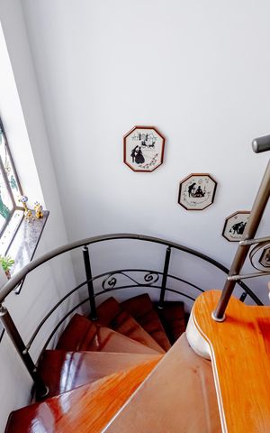 Casa à venda com 340m², 4 quartos e 2 vagasEscada
