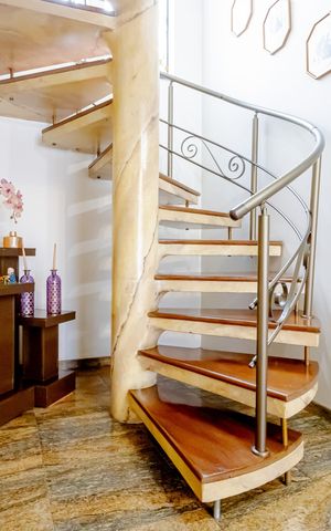Casa à venda com 340m², 4 quartos e 2 vagasEscada para os quartos