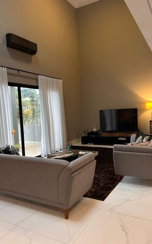 Casa de condomínio à venda com 961m², 4 quartos e 4 vagas Casa de condomínio à venda com 961m², 4 quartos e 4 vagasSala