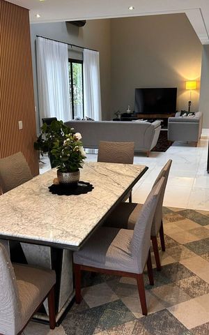 Casa de condomínio à venda com 961m², 4 quartos e 4 vagas Casa de condomínio à venda com 961m², 4 quartos e 4 vagasSala