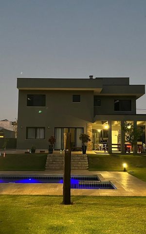 Casa de condomínio à venda com 961m², 4 quartos e 4 vagas Casa de condomínio à venda com 961m², 4 quartos e 4 vagasFachada