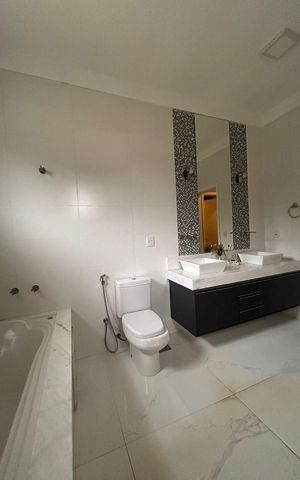 Casa de condomínio à venda com 961m², 4 quartos e 4 vagas Casa de condomínio à venda com 961m², 4 quartos e 4 vagasBanheiro