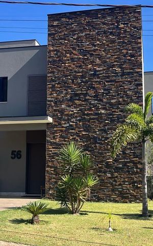 Casa de condomínio à venda com 961m², 4 quartos e 4 vagas Casa de condomínio à venda com 961m², 4 quartos e 4 vagasFachada