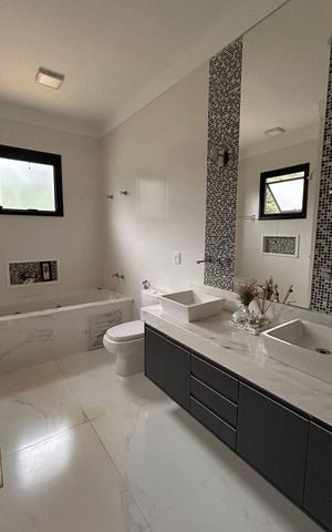 Casa de condomínio à venda com 961m², 4 quartos e 4 vagas Casa de condomínio à venda com 961m², 4 quartos e 4 vagasBanheiro