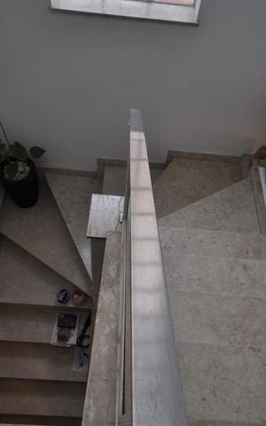 Casa para alugar com 200m², 3 quartos e 2 vagasEscada de acesso aos dormitórios