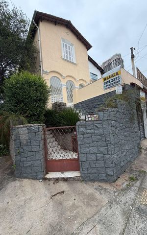 Casa para alugar com 210m², 4 quartos e 1 vaga Casa para alugar com 210m², 4 quartos e 1 vagaFachada