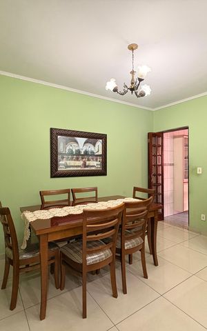 Casa à venda com 148m², 2 quartos e 2 vagas Casa à venda com 148m², 2 quartos e 2 vagasSala