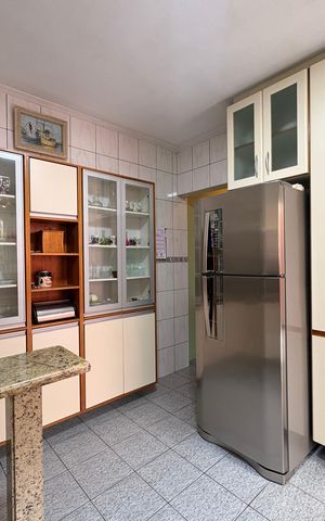 Casa à venda com 148m², 2 quartos e 2 vagas Casa à venda com 148m², 2 quartos e 2 vagasCozinha
