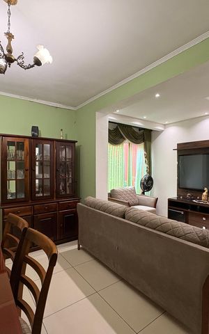 Casa à venda com 148m², 2 quartos e 2 vagas Casa à venda com 148m², 2 quartos e 2 vagasSala