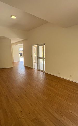 Casa à venda com 317m², 3 quartos e 4 vagas Casa à venda com 317m², 3 quartos e 4 vagasSala