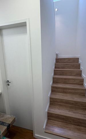 Casa à venda com 317m², 3 quartos e 4 vagas Casa à venda com 317m², 3 quartos e 4 vagasEscada
