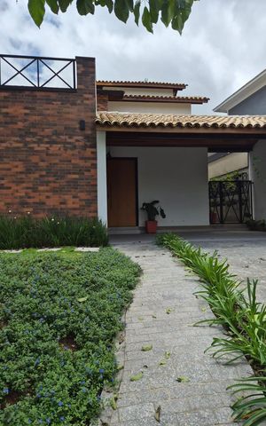 Casa à venda com 317m², 3 quartos e 4 vagas Casa à venda com 317m², 3 quartos e 4 vagasÁrea externa