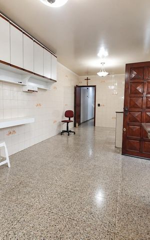 Casa à venda com 373m², 3 quartos e 4 vagas Casa à venda com 373m², 3 quartos e 4 vagasCozinha