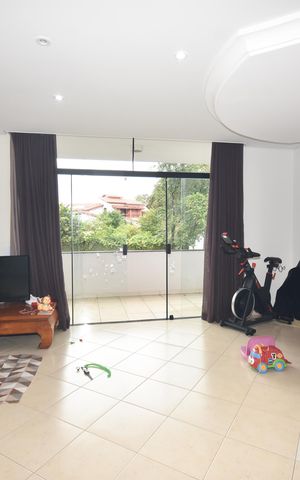 Casa à venda com 413m², 3 quartos e 4 vagas Casa à venda com 413m², 3 quartos e 4 vagasSala