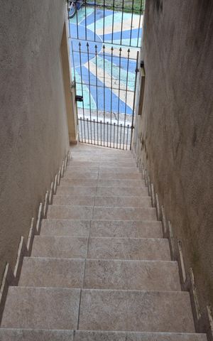 Casa para alugar com 140m², 5 quartos e 1 vagaEscada de acesso