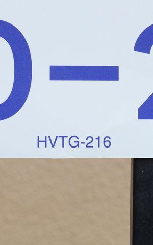 Apartamento para alugar com 32m², 2 quartos e sem vagaPlaca GRANDE instalada na fachada do condomínio, dia 25.09.2026 - Código da placa: HVTG-216