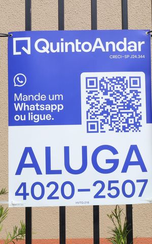 Apartamento para alugar com 32m², 2 quartos e sem vagaPlaca GRANDE instalada na fachada do condomínio, dia 25.09.2026 - Código da placa: HVTG-216