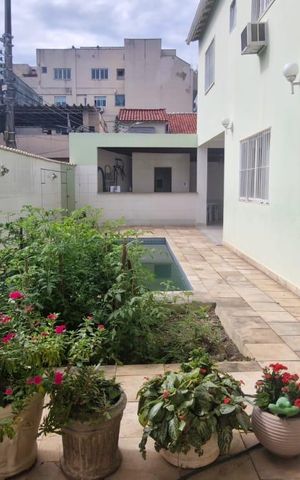 Casa de condomínio à venda com 223m², 4 quartos e 1 vaga Casa de condomínio à venda com 223m², 4 quartos e 1 vagaÁrea externa