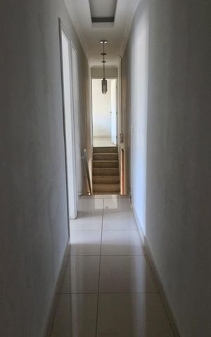 Casa de condomínio à venda com 223m², 4 quartos e 1 vaga Casa de condomínio à venda com 223m², 4 quartos e 1 vagaCorredor