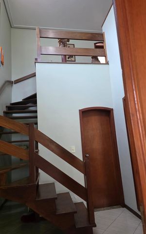 Casa à venda com 310m², 3 quartos e 10 vagasEscada