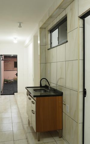 Casa para alugar com 90m², 2 quartos e 2 vagasCorredor para o quintal