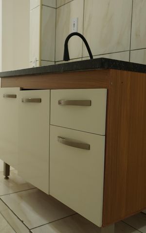 Casa para alugar com 90m², 2 quartos e 2 vagasCorredor para o quintal