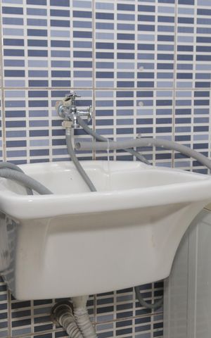 Casa à venda com 108m², 4 quartos e 3 vagas Casa à venda com 108m², 4 quartos e 3 vagasTanque da área de serviço