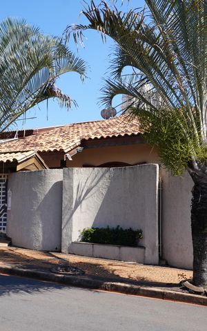 Casa à venda com 360m², 3 quartos e 3 vagasFachada com Plaquinha PXZV - 1429