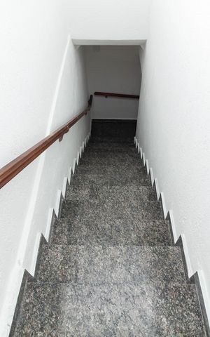 Casa para alugar com 350m², 2 quartos e 6 vagas Casa para alugar com 350m², 2 quartos e 6 vagasEscada