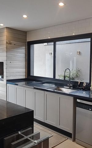 Casa à venda com 325m², 4 quartos e 4 vagas Casa à venda com 325m², 4 quartos e 4 vagasCozinha