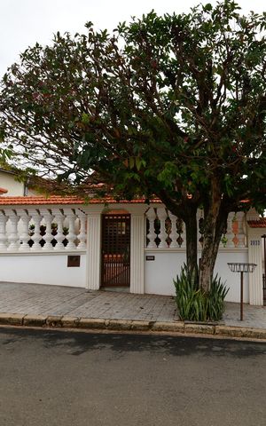 Casa à venda com 265m², 5 quartos e 10 vagasFachada / Placa