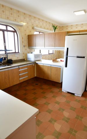 Casa à venda com 265m², 5 quartos e 10 vagasCozinha 
