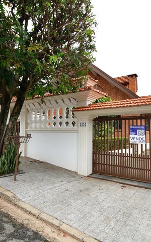 Casa à venda com 265m², 5 quartos e 10 vagasFachada / Placa