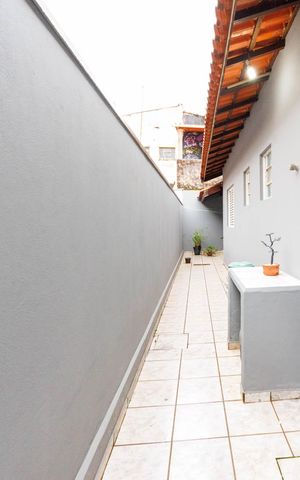 Casa à venda com 70m², 2 quartos e 2 vagas Casa à venda com 70m², 2 quartos e 2 vagasCorredor