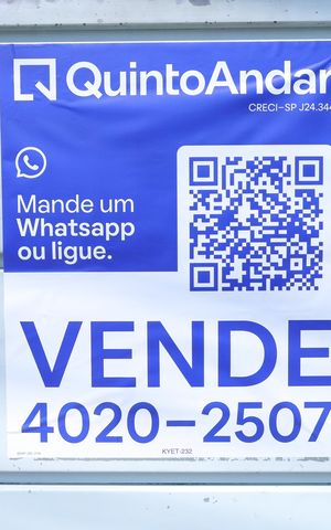 Apartamento à venda com 50m², 2 quartos e sem vagaPlaca GRANDE instalada na fachada do condomínio, dia 26.09.2026 - Código da placa: KYET-232