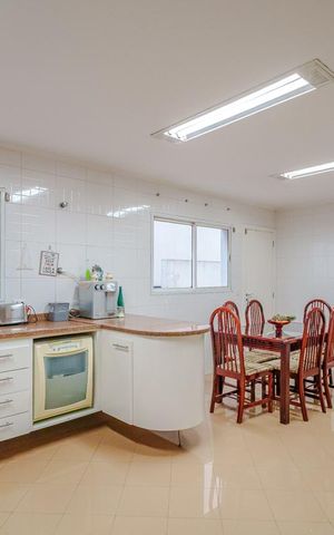 Casa à venda com 415m², 5 quartos e 5 vagas Casa à venda com 415m², 5 quartos e 5 vagasCozinha