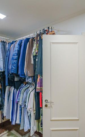 Casa à venda com 415m², 5 quartos e 5 vagas Casa à venda com 415m², 5 quartos e 5 vagasSuíte 1 - Closet