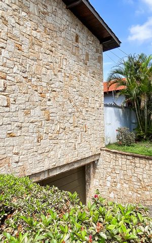 Casa à venda com 450m², 4 quartos e 3 vagas Casa à venda com 450m², 4 quartos e 3 vagasEntrada