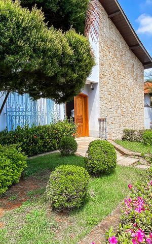 Casa à venda com 450m², 4 quartos e 3 vagas Casa à venda com 450m², 4 quartos e 3 vagasEntrada