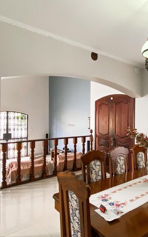 Casa à venda com 450m², 4 quartos e 3 vagas Casa à venda com 450m², 4 quartos e 3 vagasSala