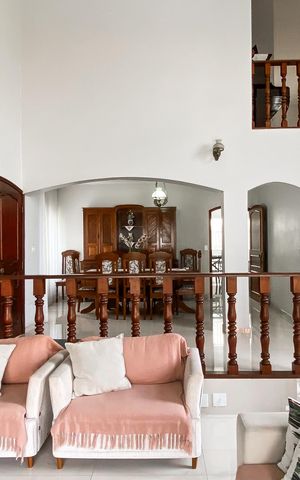 Casa à venda com 450m², 4 quartos e 3 vagas Casa à venda com 450m², 4 quartos e 3 vagasSala
